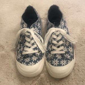 Rocket Dog Daisy sneakers. Size 10. Plush foam insole. Great condition!